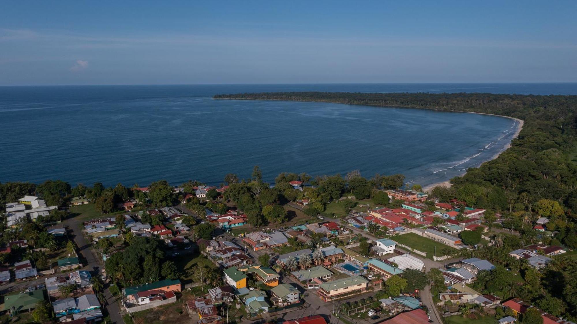 Namaitami Casa Hermosa Con Ac Y Piscina A Solo 650 Metros Del Parque Nacional Cahuita Kültér fotó