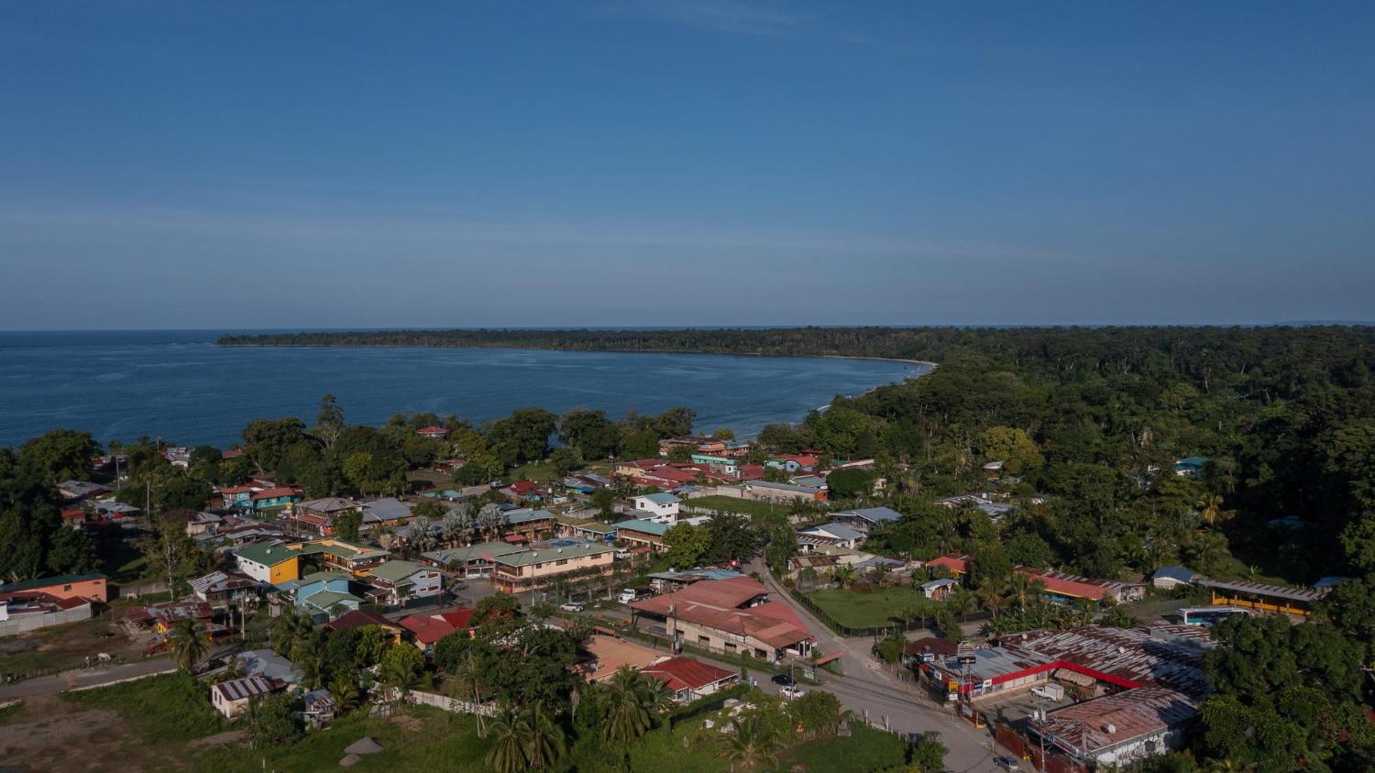 Namaitami Casa Hermosa Con Ac Y Piscina A Solo 650 Metros Del Parque Nacional Cahuita Kültér fotó